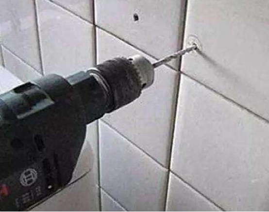 墙砖上打孔方法视频教学(墙砖上打孔方法视频教学图片)